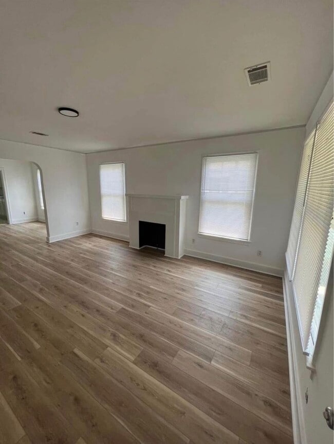 Building Photo - 2023 W Short 17th St