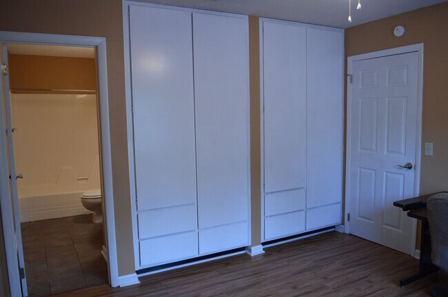 Building Photo - 2 Bedroom, 2 Bathroom Apartment in Cedarwood