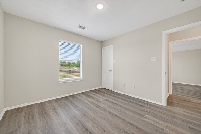 Building Photo - 6915 Great Oaks Shadow Dr