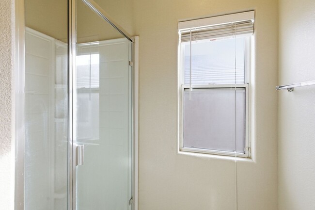 Building Photo - GORGEOUS TWO STORY TOWNHOME IN LAS VEGAS