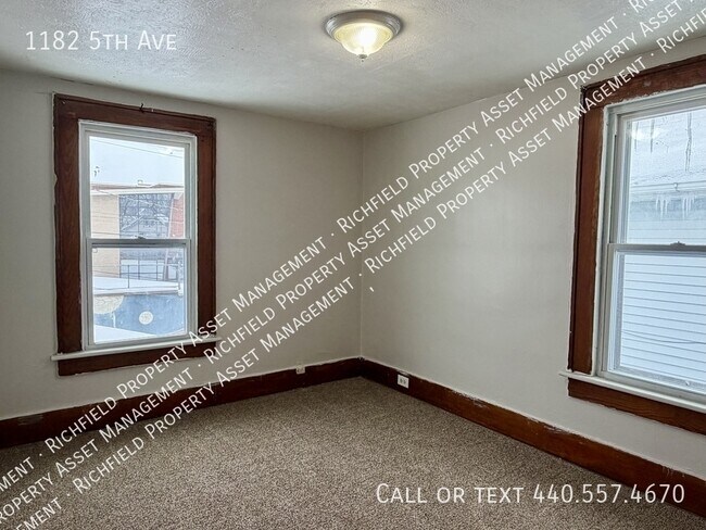 Building Photo - 1182 5th Ave