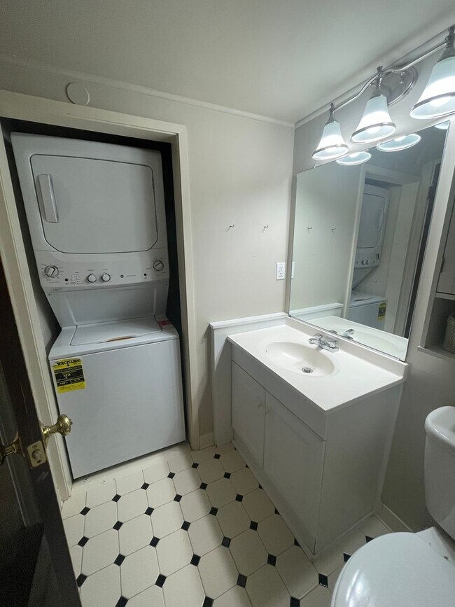 Building Photo - Two-Bed in Independence Condominium | Early Move-in Option!