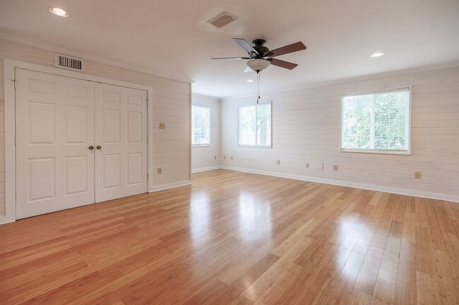 Building Photo - 208 Pinecrest Ln