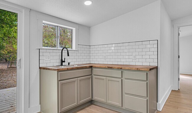 Building Photo - Spacious 4BD 2BA Home in Waco