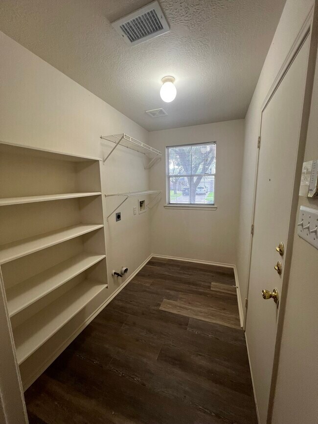 Building Photo - 19530 Sandy Woods Dr