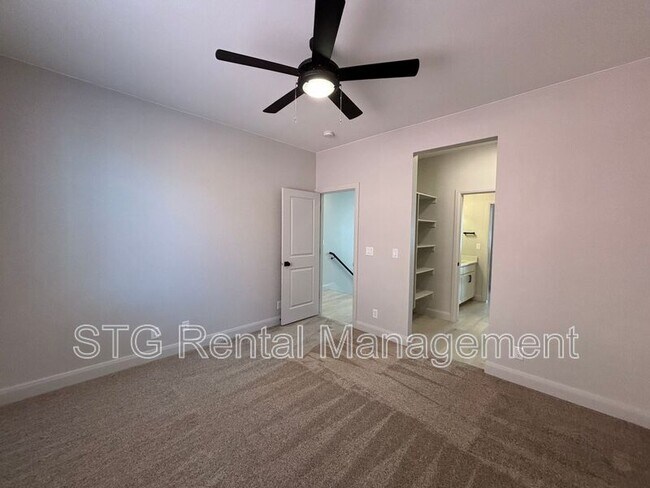 Building Photo - 840 Twin Lakes Dr