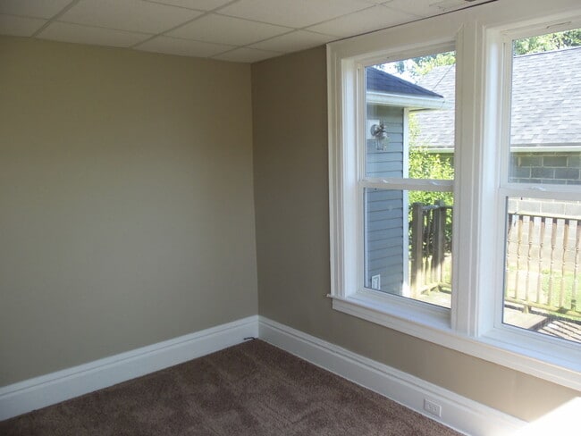 Building Photo - 1702 N Jefferson Dr