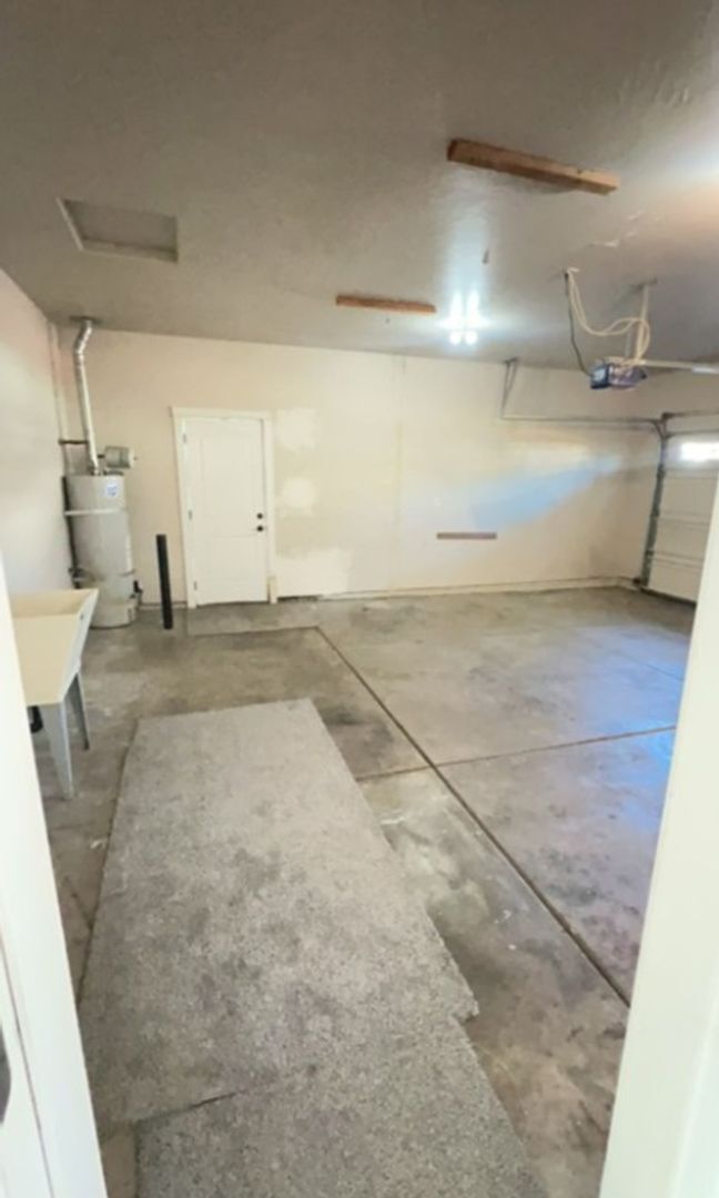 Building Photo - 3 Bedroom 2 Bathroom Home with 2 Car Garage