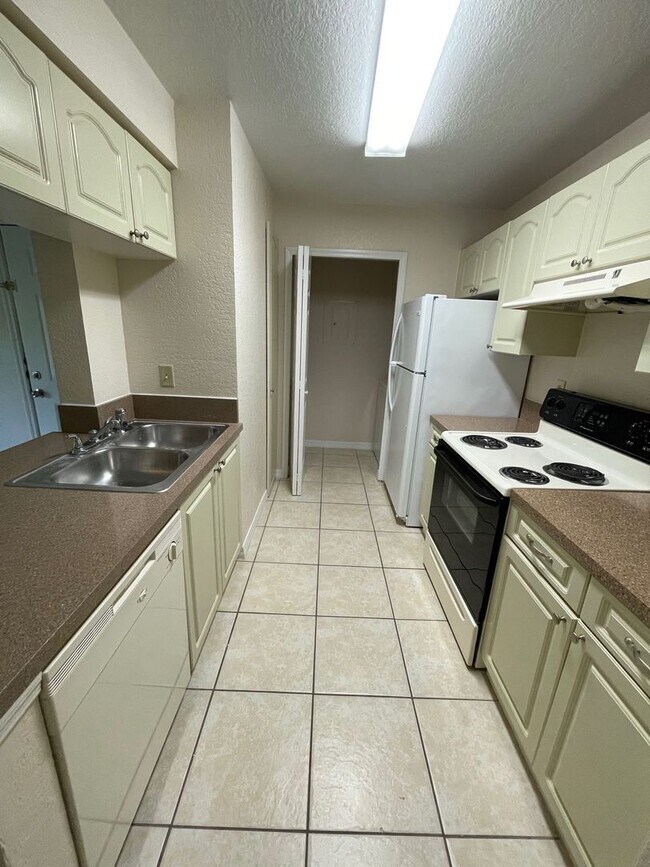 Building Photo - 2550 N Alafaya Trail