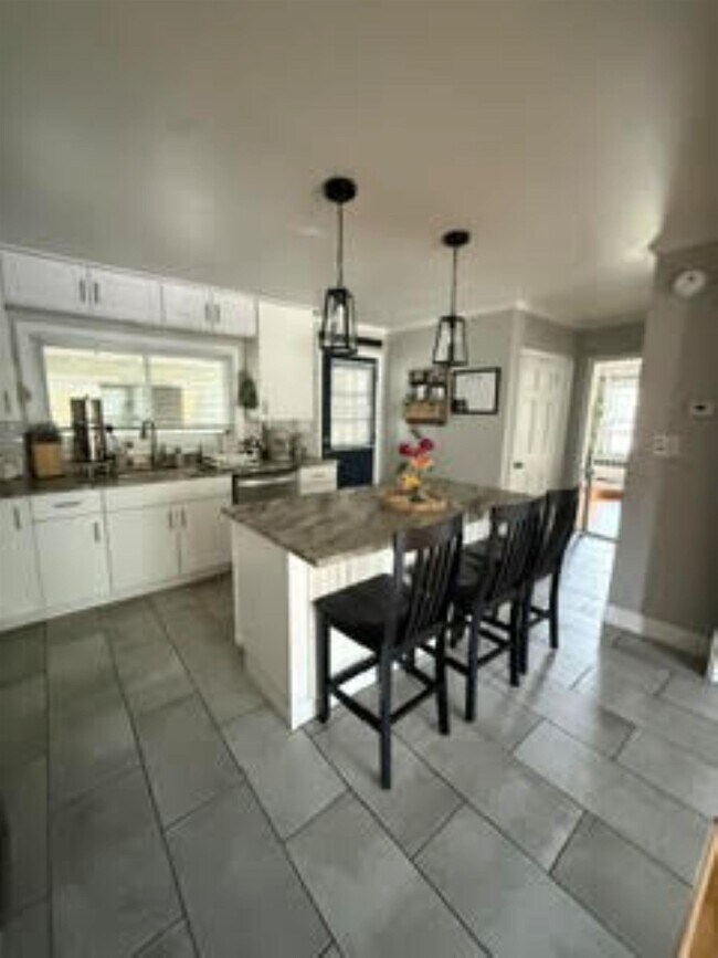 Building Photo - 40 Platts Ave
