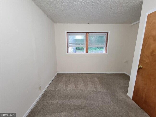 Building Photo - 545 Birchcrest Dr