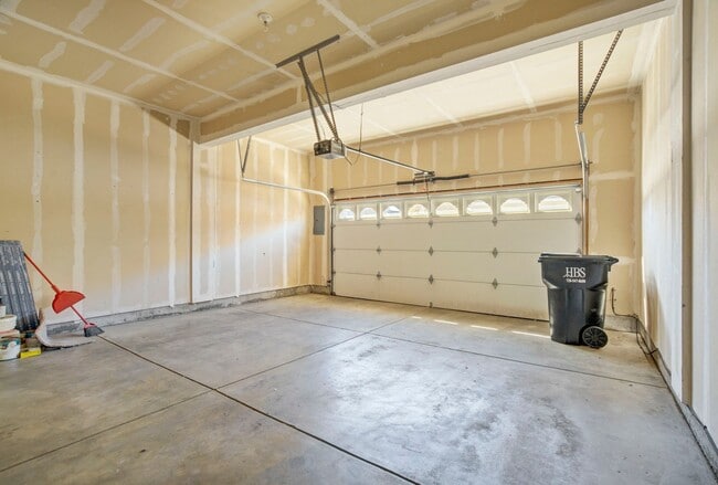 Building Photo - Cute 2bd, 2.5ba Townhome Across from Cotto...