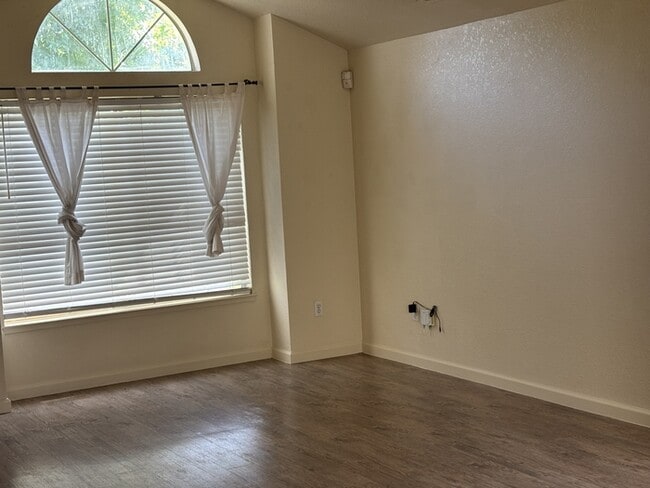 Building Photo - Modesto 4 Bedroom 2.5 Bathroom Home