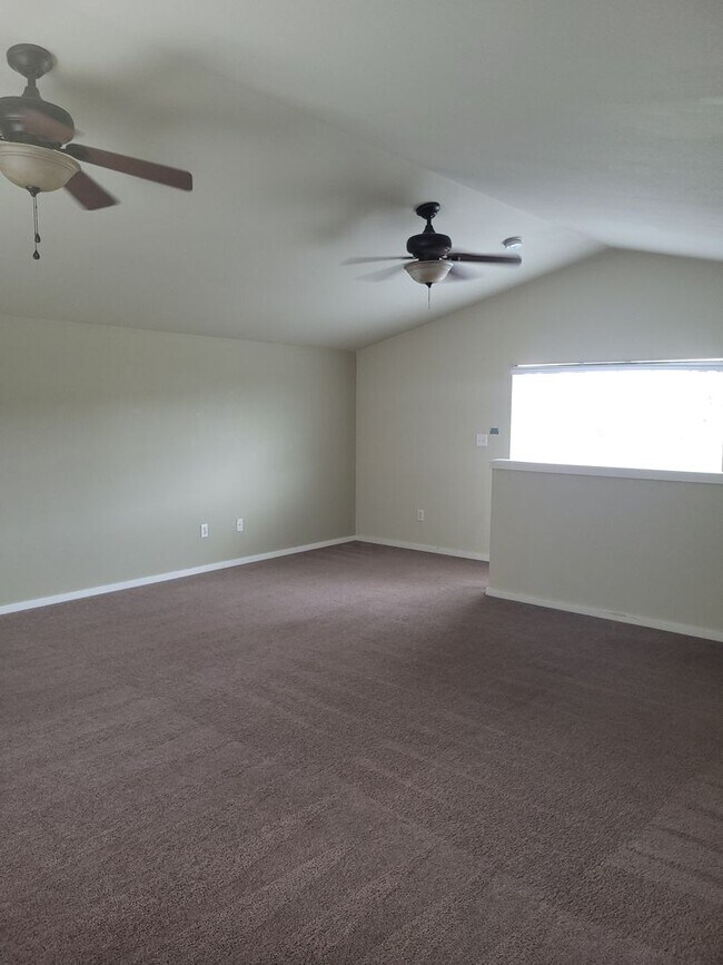 Building Photo - Beautiful 3 Bed 2.5 Bath 3 story home in South Hill Puyallup