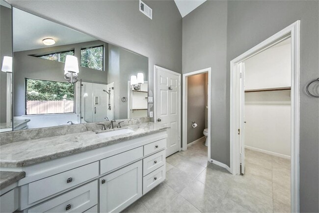 Building Photo - 10 Silent Brook Pl