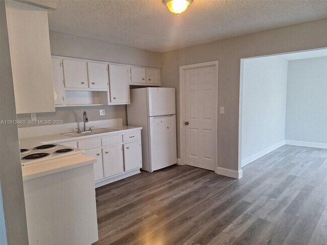 Building Photo - 324 NE 44th St