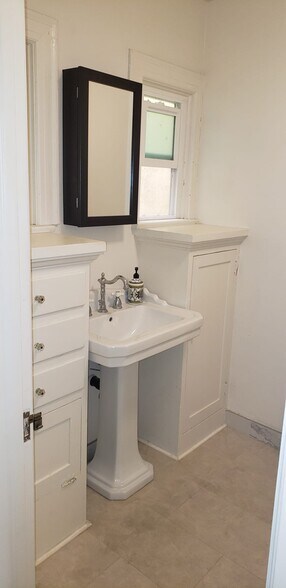 Building Photo - 1510 S Van Ness Ave