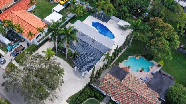 Building Photo - 2020 Alamanda Dr