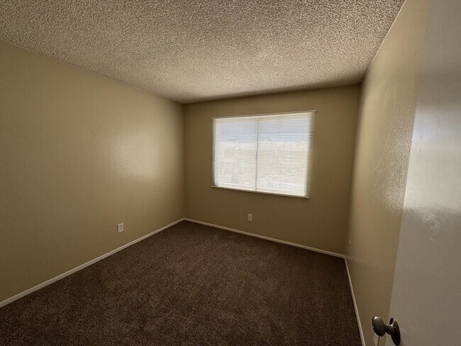 Building Photo - Glendale 2-br Townhome With Carport