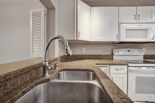 Building Photo - 2906 SW 21st Terrace