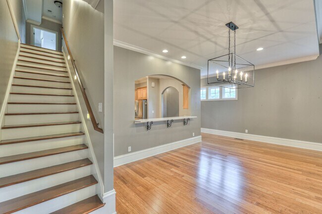 Building Photo - Stunning Executive Townhome in the Heart o...