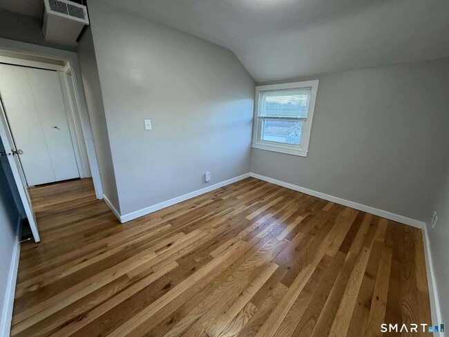 Building Photo - 27 New Hampshire Dr