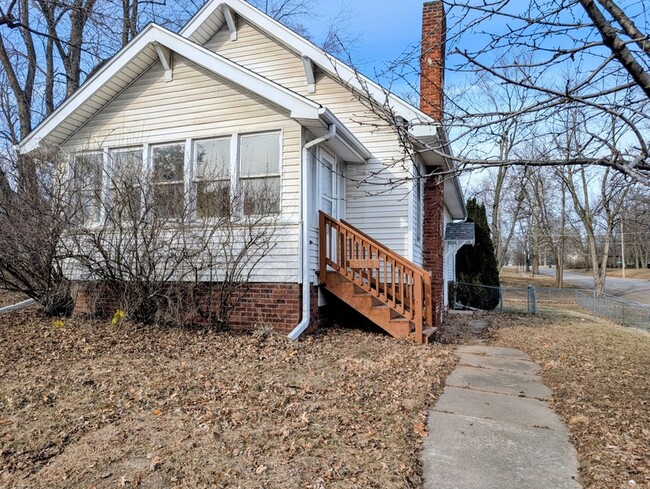 Building Photo - 1015 A Ave E