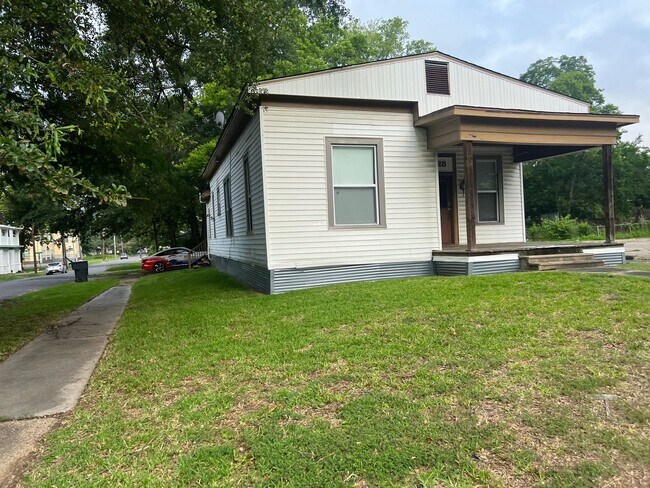 Building Photo - 1728 Highland Ave