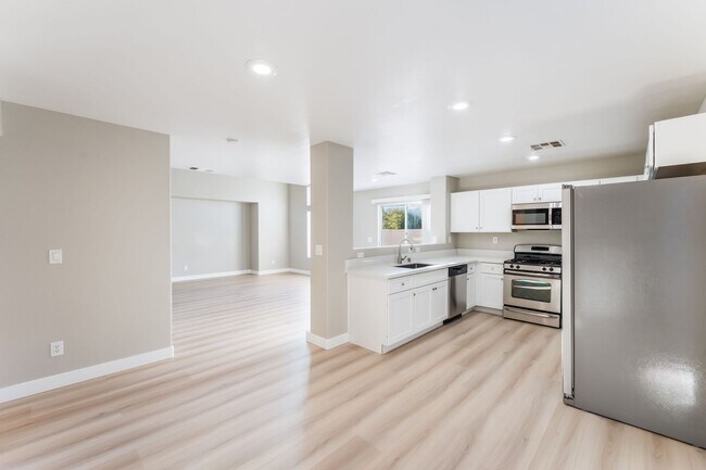 Building Photo - Modern Elegance Meets Spacious Comfort in a Unique Layout!