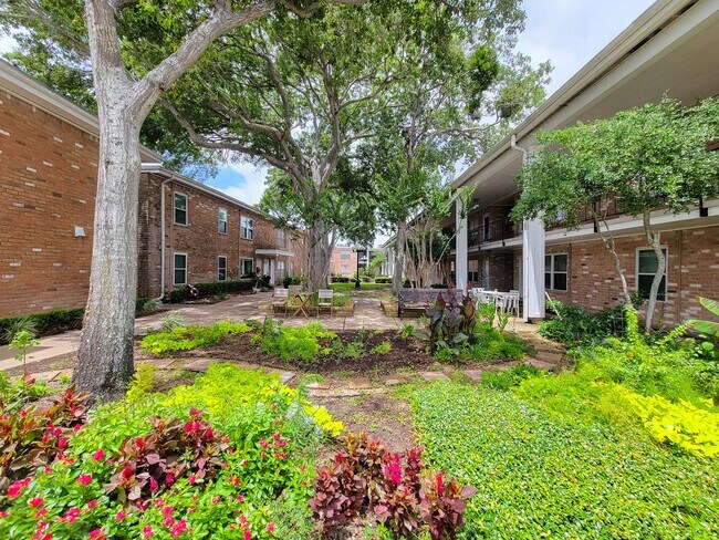 Building Photo - Charming and spacious one bedroom upstairs unit located in the courtyard by Clear Lake. New paint...