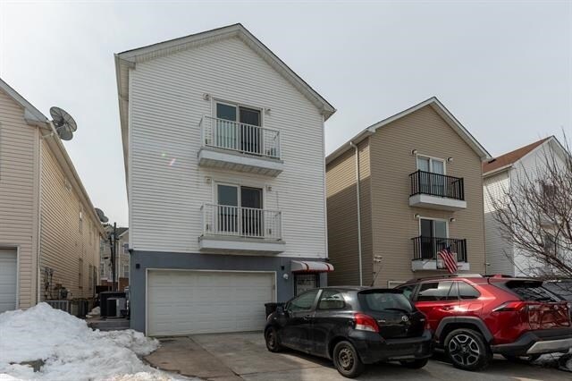 Building Photo - 260 Custer Ave