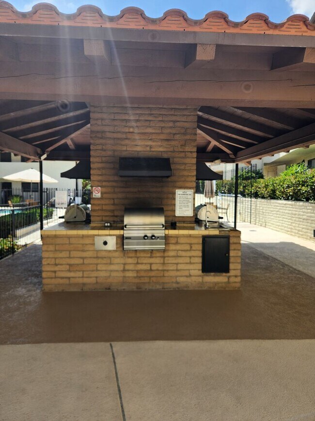Building Photo - Completely Remodeled 3rd Floor Top Unit with Bay Views