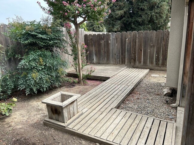 Building Photo - 3 bedroom 2 bathroom in central Visalia!