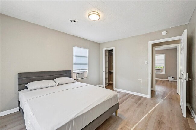 Building Photo - 1010 West Dr