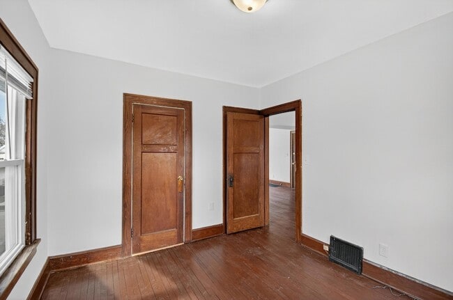 Building Photo - 1927 Harriet St