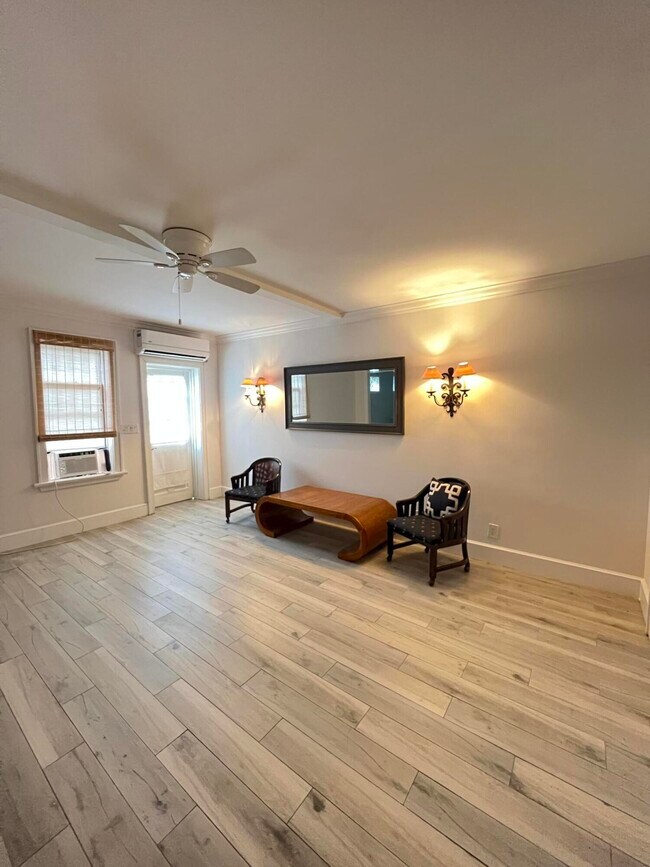 Building Photo - 318 S J St