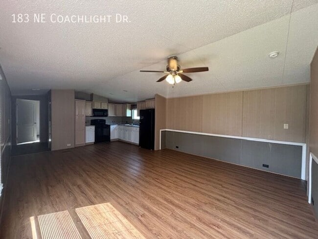 Building Photo - 183 Coachlight Dr