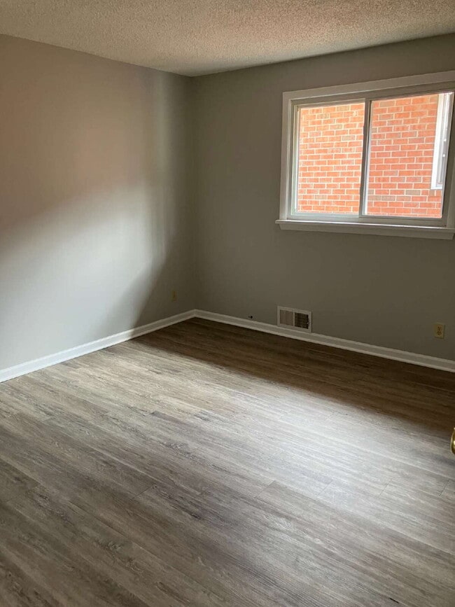 Building Photo - Available May 1!  Spacious 3 BR, 1.5 Bath in East Rochester
