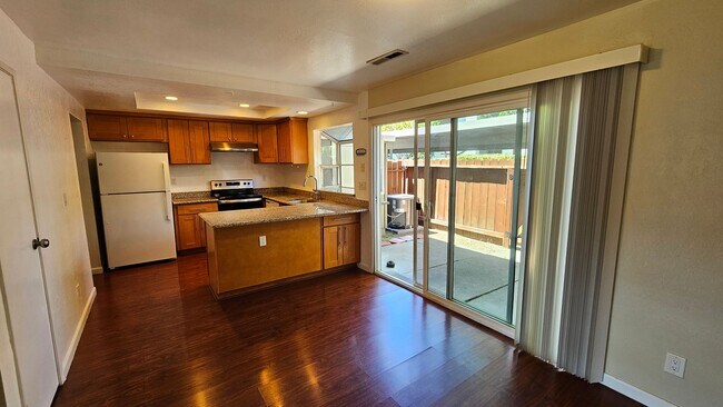 Building Photo - 4 bedroom townhouse near Top Rated Pleasanton Schools