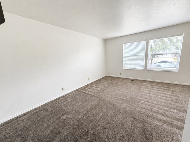 Building Photo - Spacious 5-Bedroom Sandy Home with Large Fenced Yard