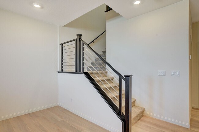 Building Photo - Stunning Summerlin townhome! 2 car garage!