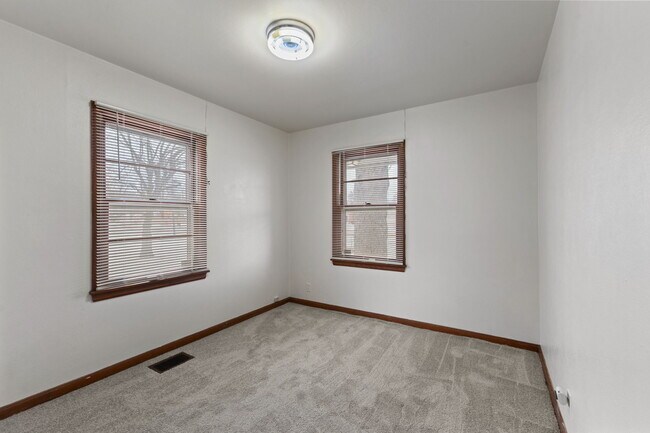 Building Photo - 3016 N Arlington Ave