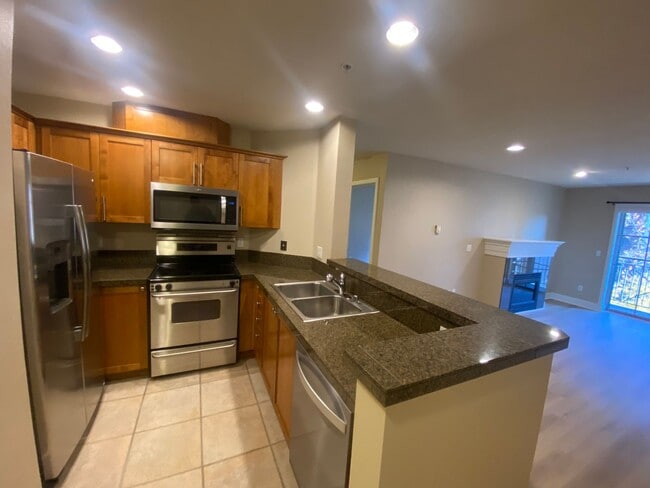 Building Photo - Queen Anne Condo!!