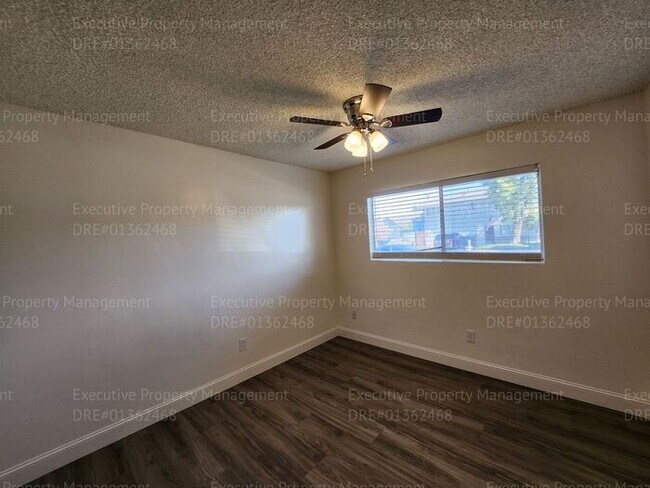 Building Photo - 3 bedroom/ 2 bathroom home located near th...