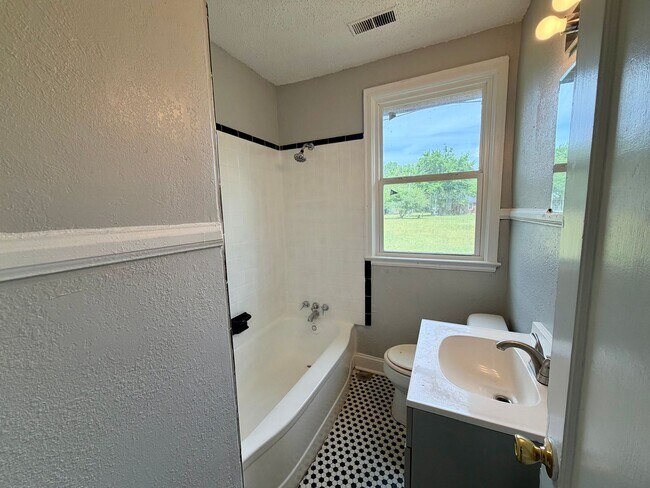 Building Photo - 704 Miller Rd