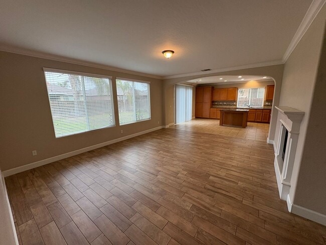Building Photo - 3116 W Buena Vista Ave