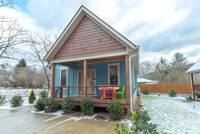 Building Photo - Black Mountain Rental!