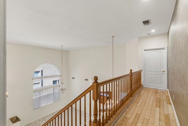 Building Photo - 612 Silver Grove St
