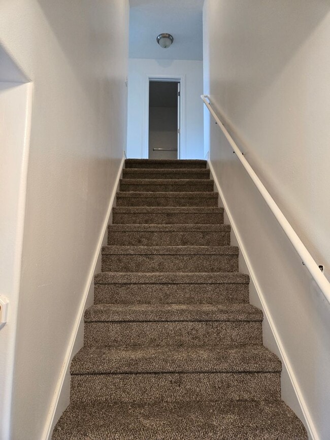 Building Photo - Beautiful 4 Bed, 2.5 Bath Townhome in Prim...