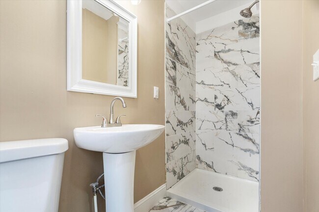 Building Photo - 424 S Eden St